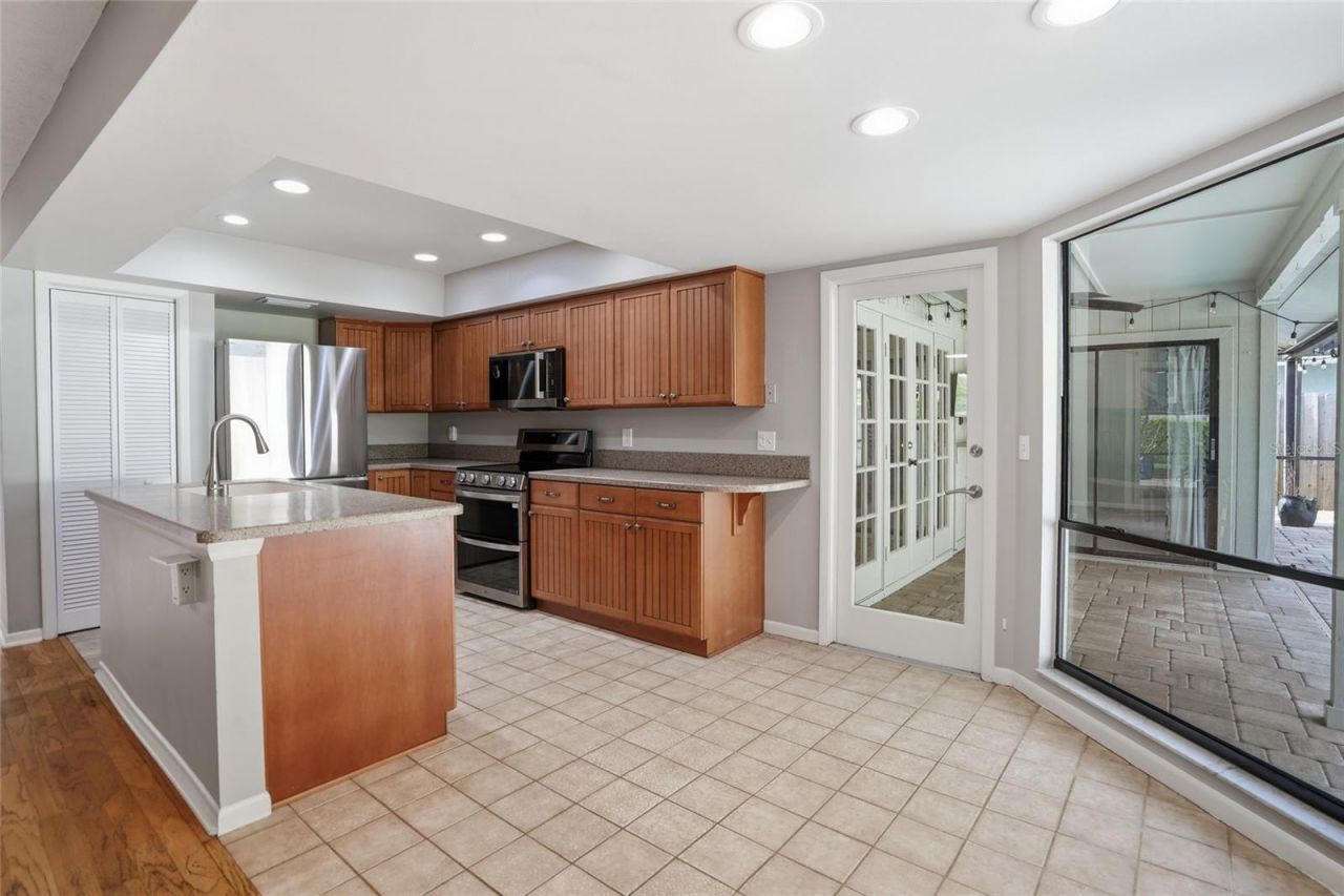 15908 Hampton Village Drive , Tampa, FL 33618 Photo