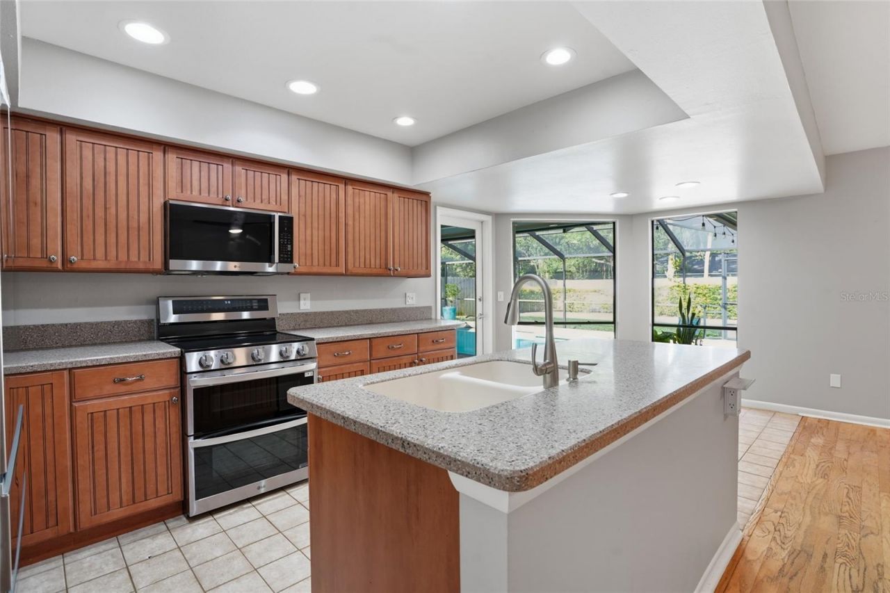 15908 Hampton Village Drive , Tampa, FL 33618 Photo