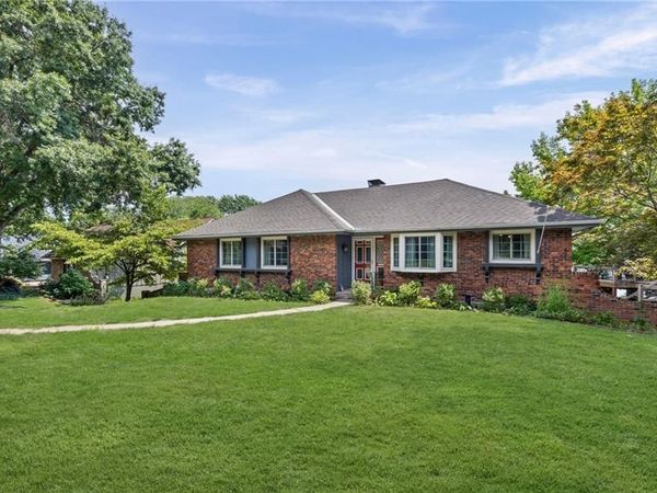 6829 Lakeshore Drive, Raytown, MO 64133