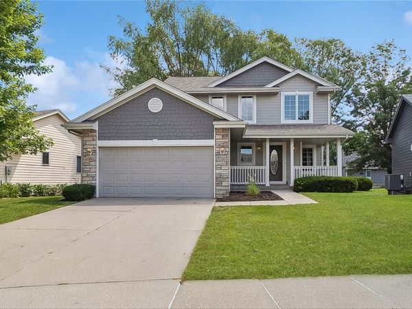 2205 Country Cove Lane, Altoona, IA 50009