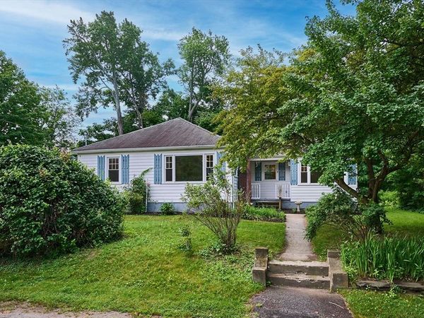 8 W Lake St, Easthampton, MA 01027