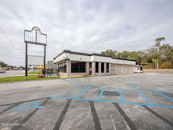 1407 Bienville Boulevard, Ocean Springs, MS 39564