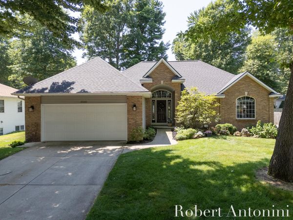 2516 Golfbury Drive SW, Wyoming, MI 49519