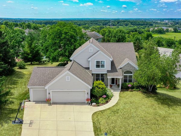 1621 Hunter Rd, Waukesha, WI 53189