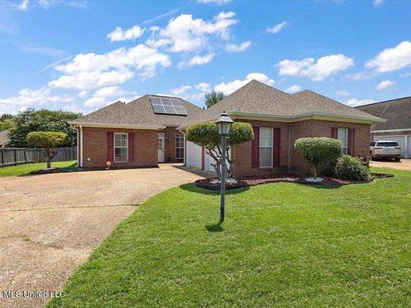 109 Navajo Circle, Clinton, MS 39056
