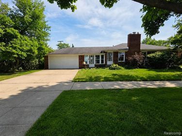 21210 E 10 Mile Road, St. Clair Shores, MI 48080