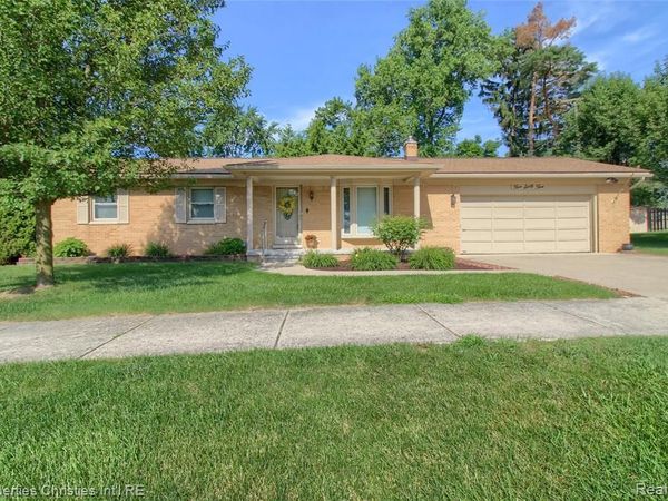 565 Center Ridge, South Lyon, MI 48178