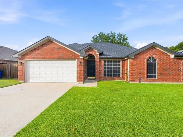 1020 Hannah Street, Burleson, TX 76028