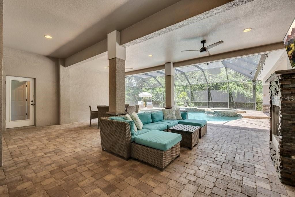 5967 Jaegerglen Drive , Lithia, FL 33547 Photo