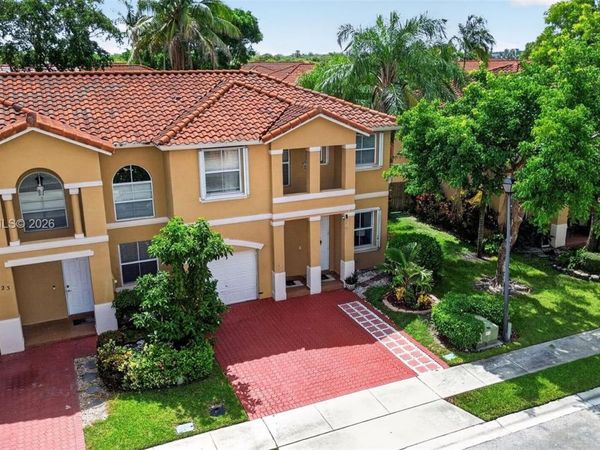913 NW 135th Ave, Pembroke Pines, FL 33028