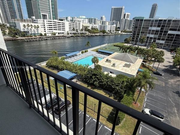 600 Parkview Dr , Unit 818, Hallandale Beach, FL 33009