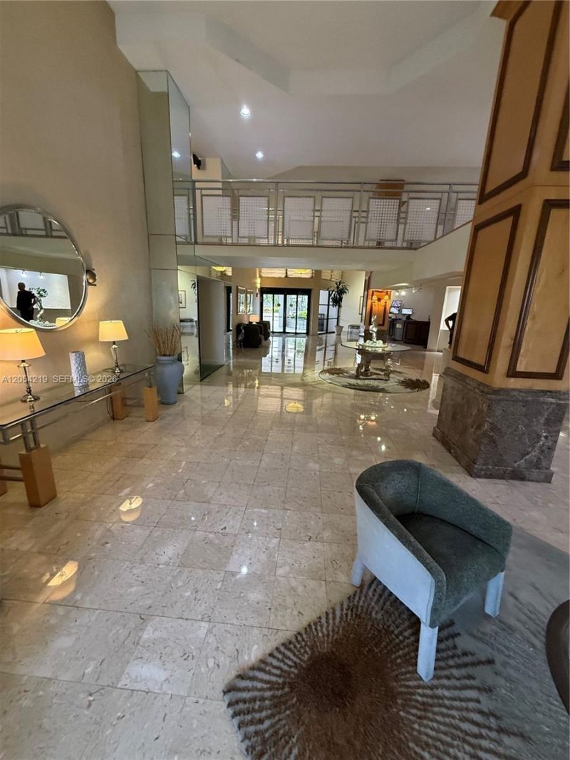 600 Parkview Dr , Unit 818, Hallandale Beach, FL 33009 Photo