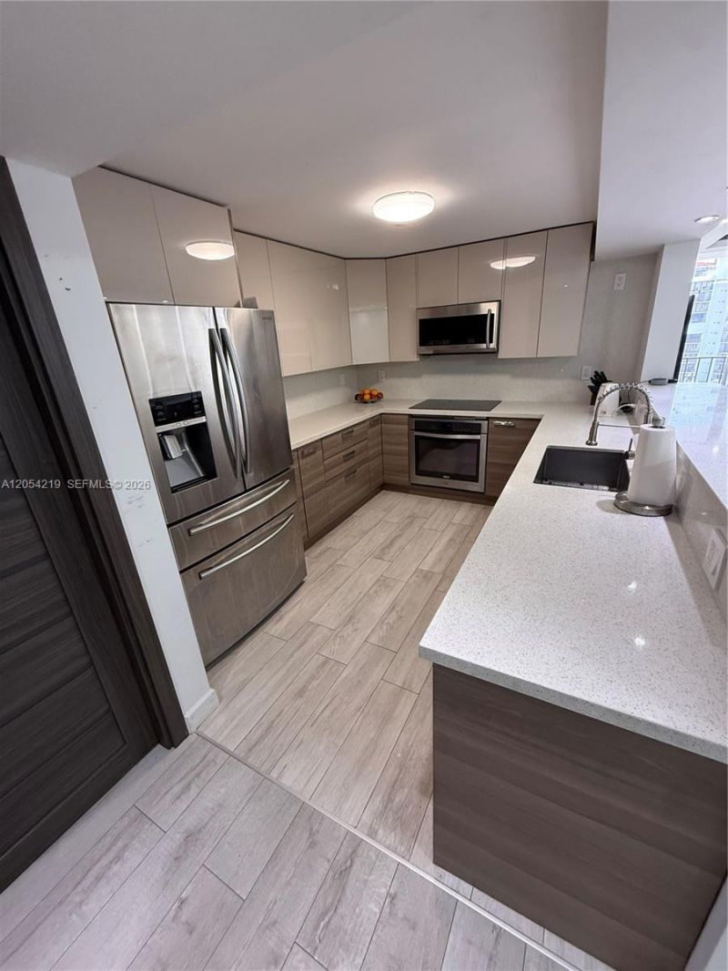 600 Parkview Dr , Unit 818, Hallandale Beach, FL 33009 Photo