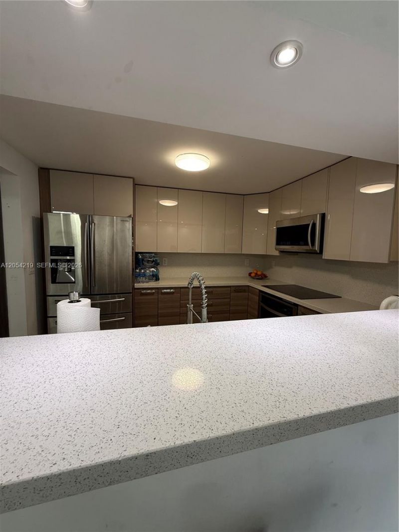 600 Parkview Dr , Unit 818, Hallandale Beach, FL 33009 Photo