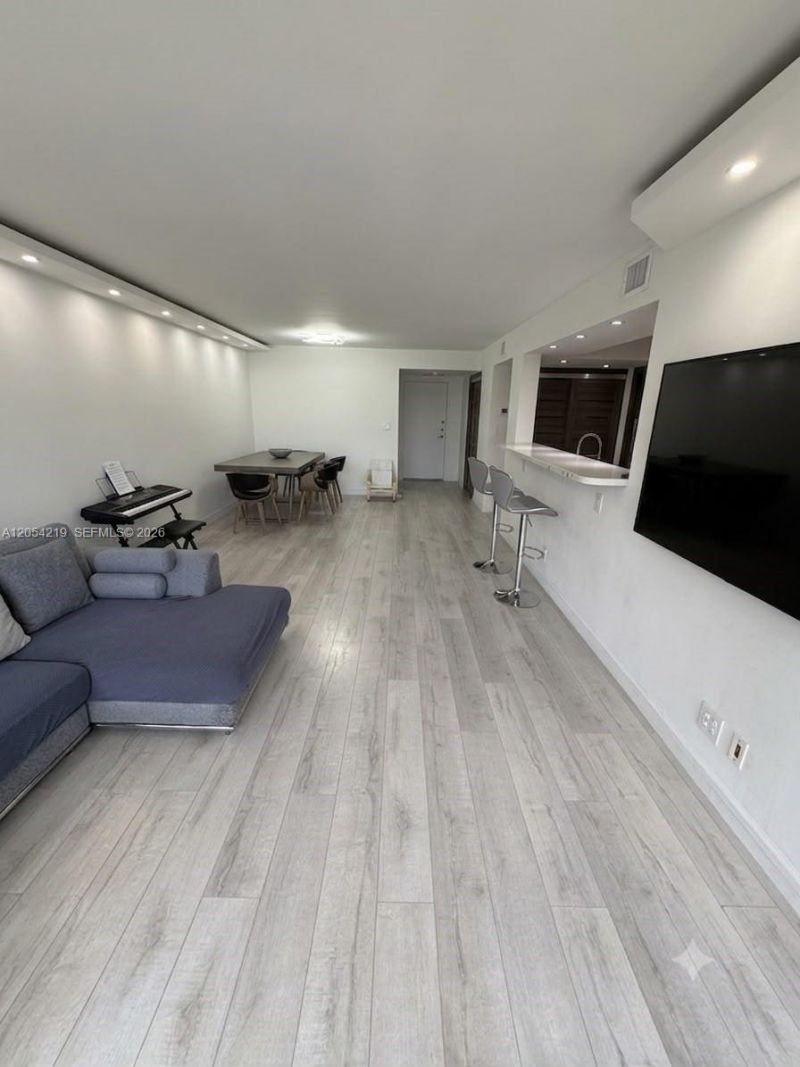 600 Parkview Dr , Unit 818, Hallandale Beach, FL 33009 Photo