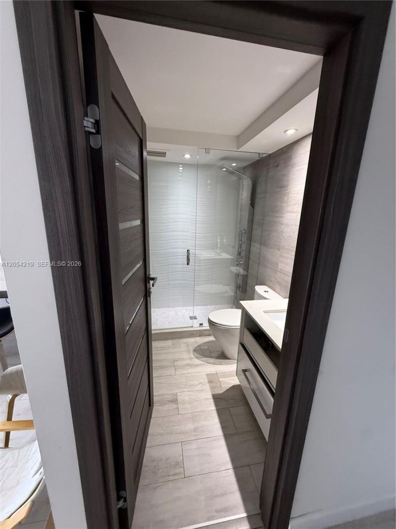 600 Parkview Dr , Unit 818, Hallandale Beach, FL 33009 Photo