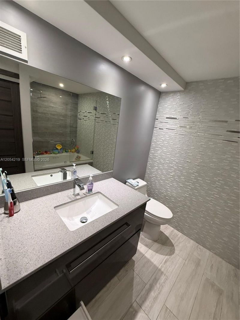 600 Parkview Dr , Unit 818, Hallandale Beach, FL 33009 Photo