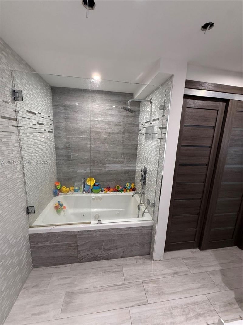 600 Parkview Dr , Unit 818, Hallandale Beach, FL 33009 Photo
