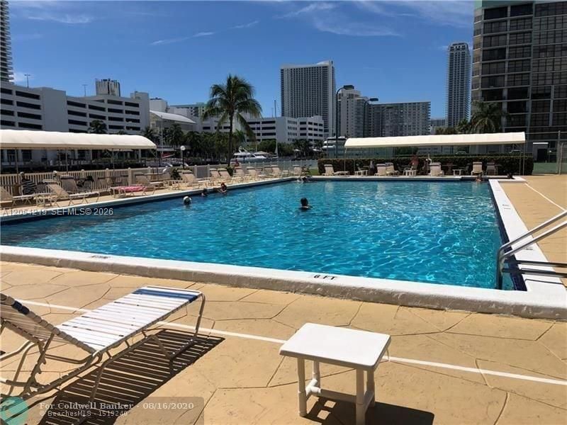 600 Parkview Dr , Unit 818, Hallandale Beach, FL 33009 Photo
