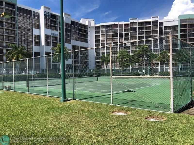 600 Parkview Dr , Unit 818, Hallandale Beach, FL 33009 Photo