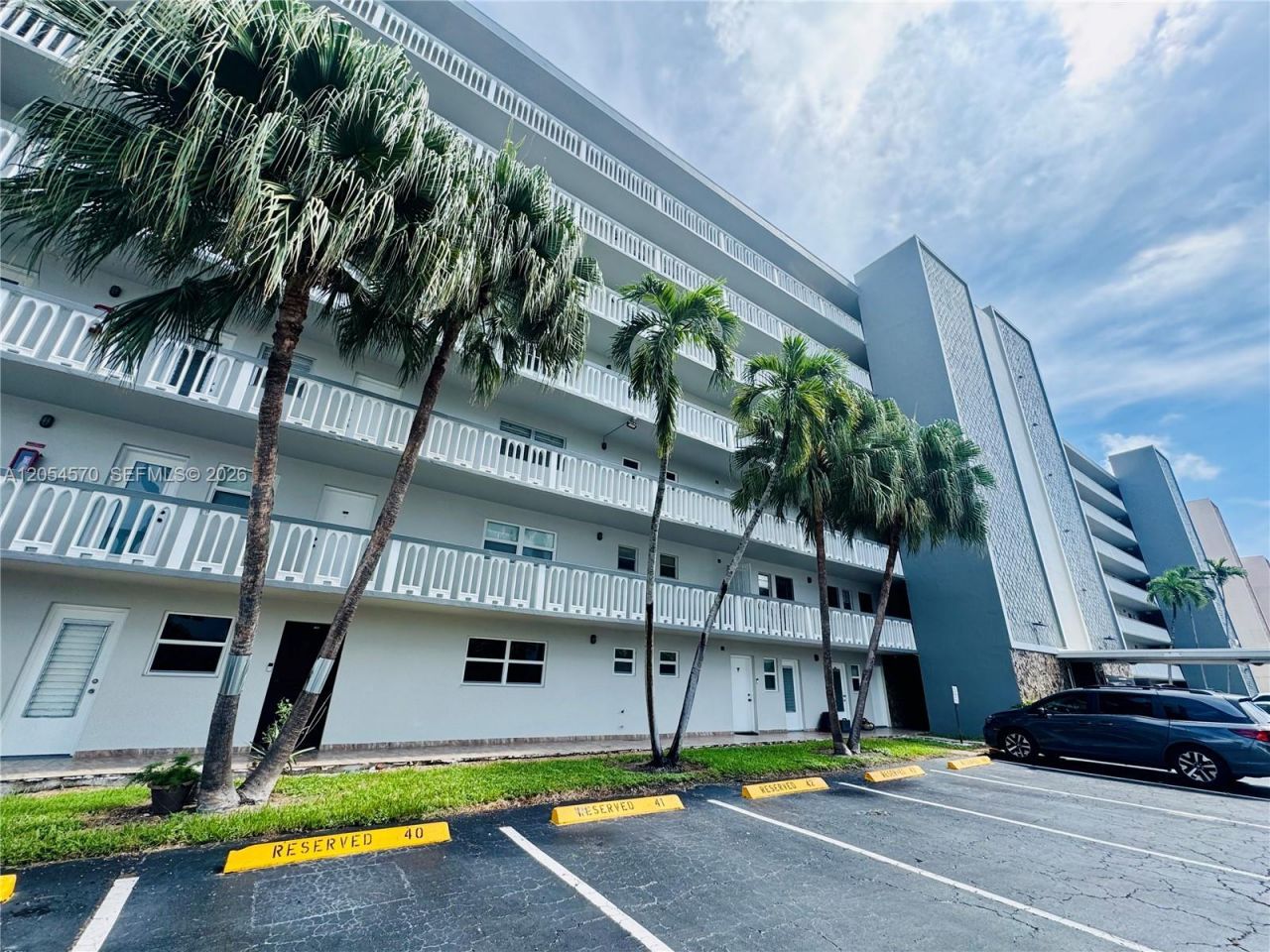 420 NE 12th Ave, Unit 502, Hallandale Beach, FL 33009 Photo