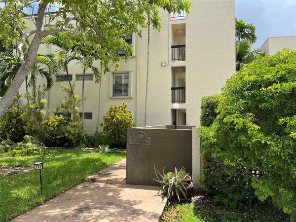 709 Curtiss Pkwy, Unit 11, Miami Springs, FL 33166