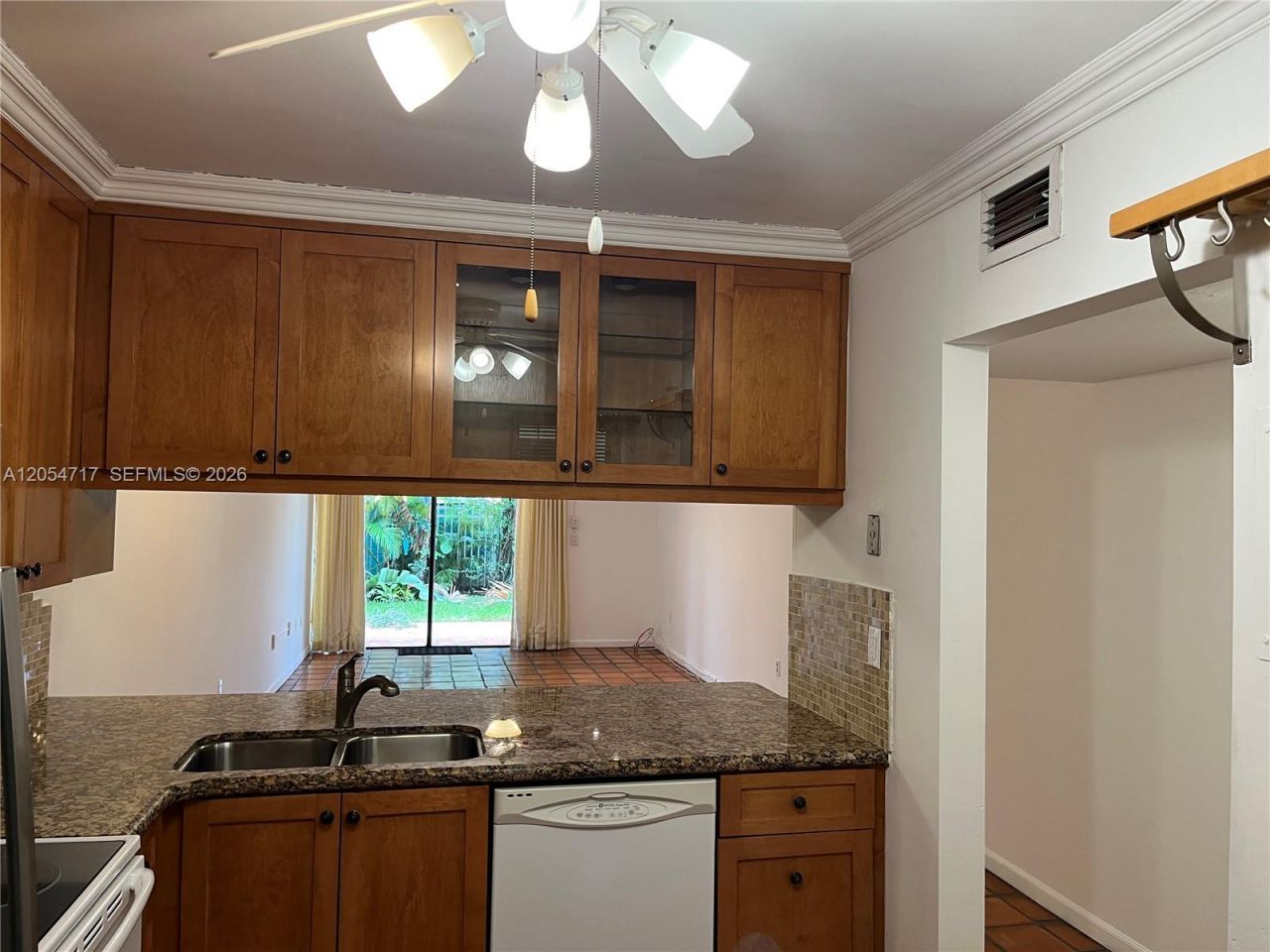 709 Curtiss Pkwy, Unit 11, Miami Springs, FL 33166 Photo