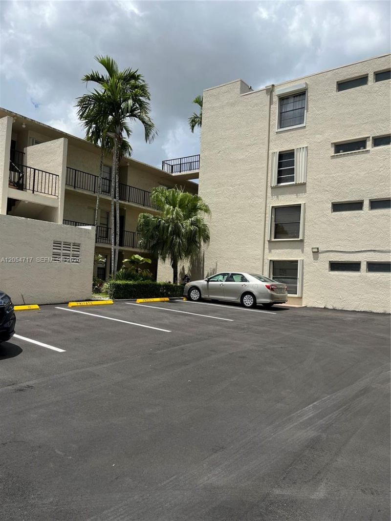 709 Curtiss Pkwy, Unit 11, Miami Springs, FL 33166 Photo