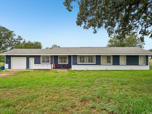 1609 F St, Floresville, TX 78114