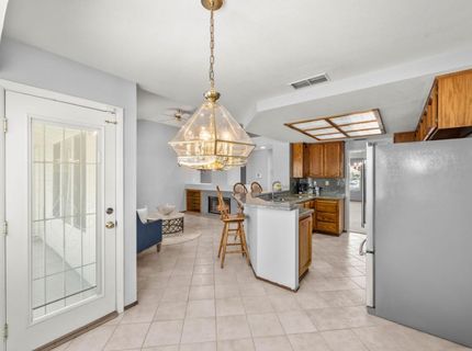 8660 N Delahye Cir, Sacramento, CA 95828 Photo