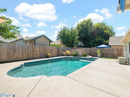 8660 N Delahye Cir, Sacramento, CA 95828 Photo