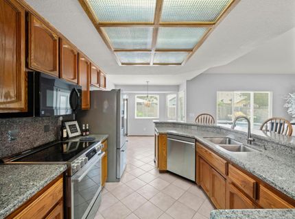 8660 N Delahye Cir, Sacramento, CA 95828 Photo