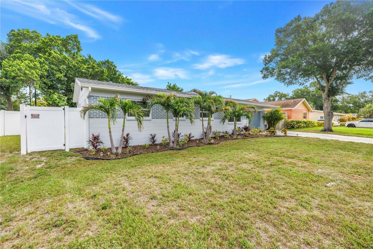 1165 66th Avenue S, Saint Petersburg, FL 33705 Photo
