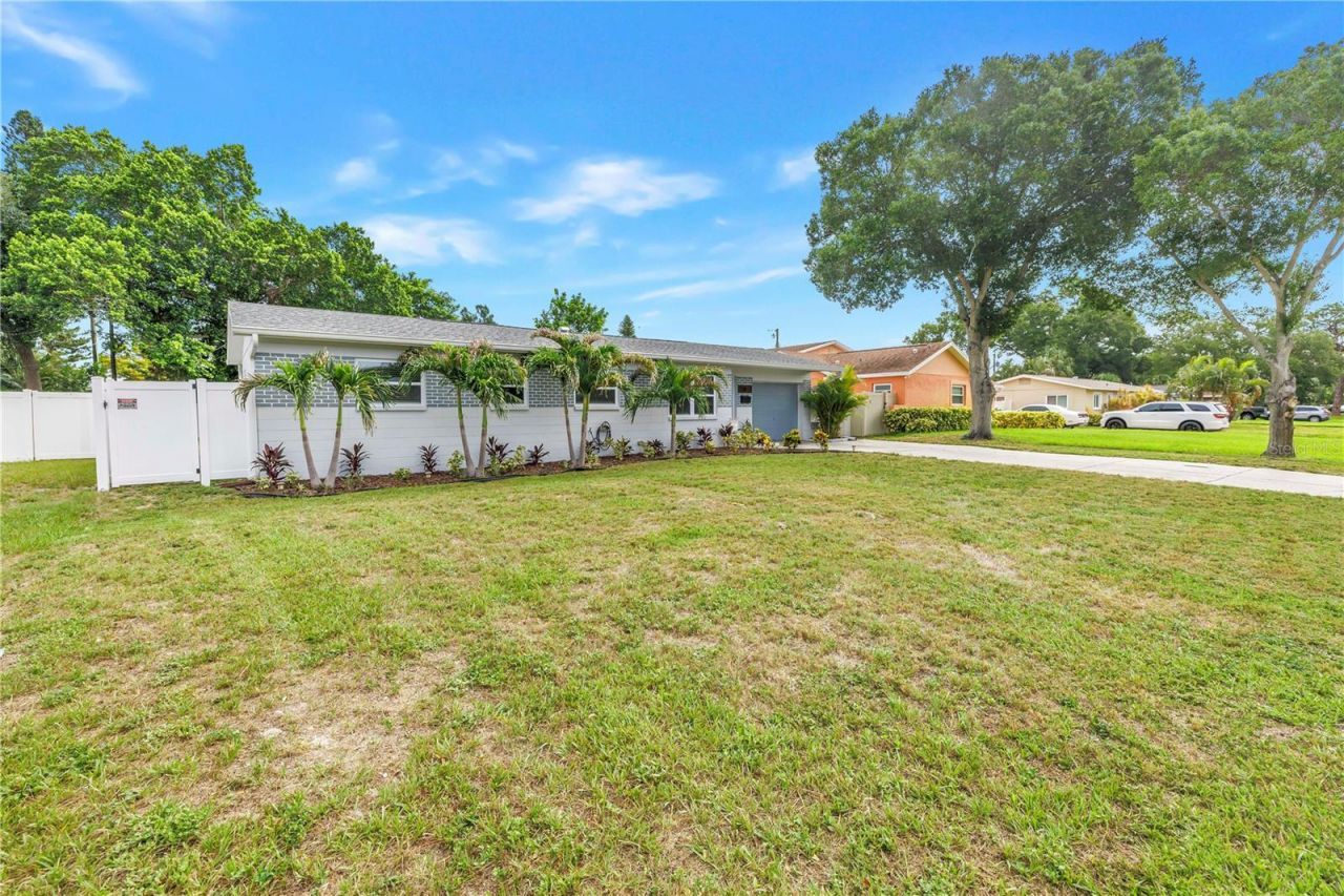 1165 66th Avenue S, Saint Petersburg, FL 33705 Photo