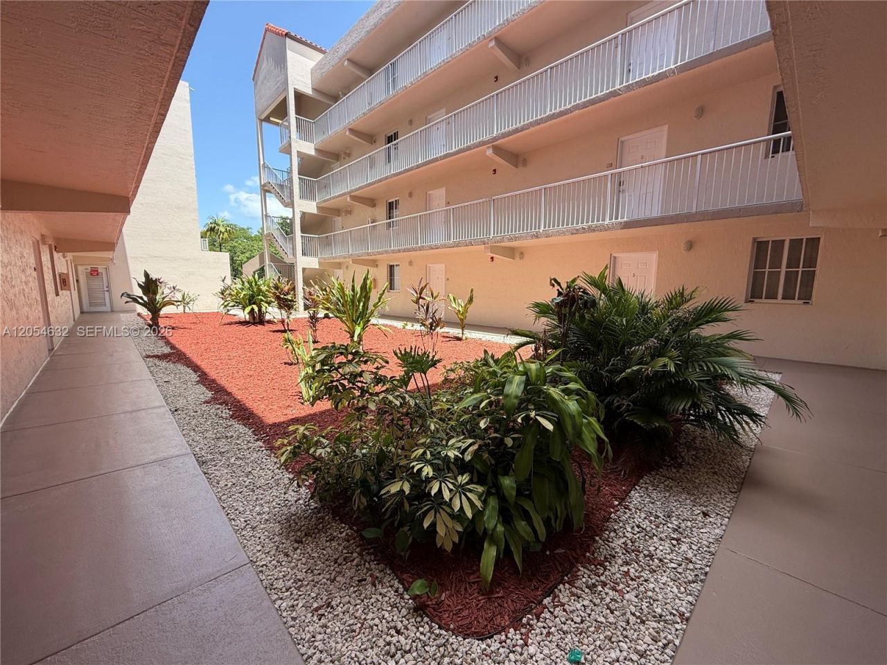 6195 NW 186th St , Unit 114, Hialeah, FL 33015 Photo
