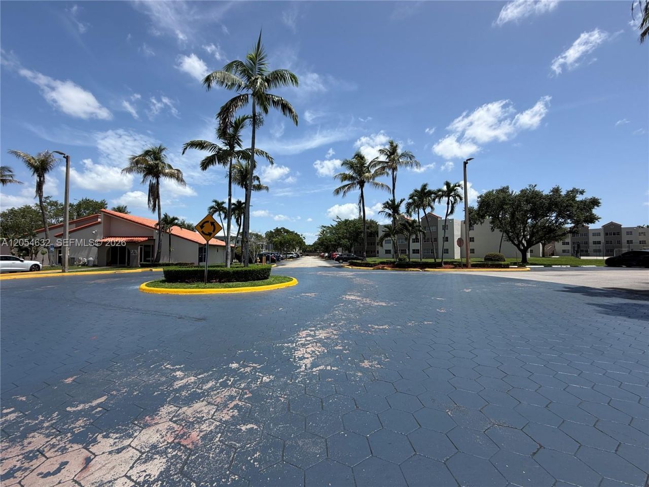 6195 NW 186th St , Unit 114, Hialeah, FL 33015 Photo