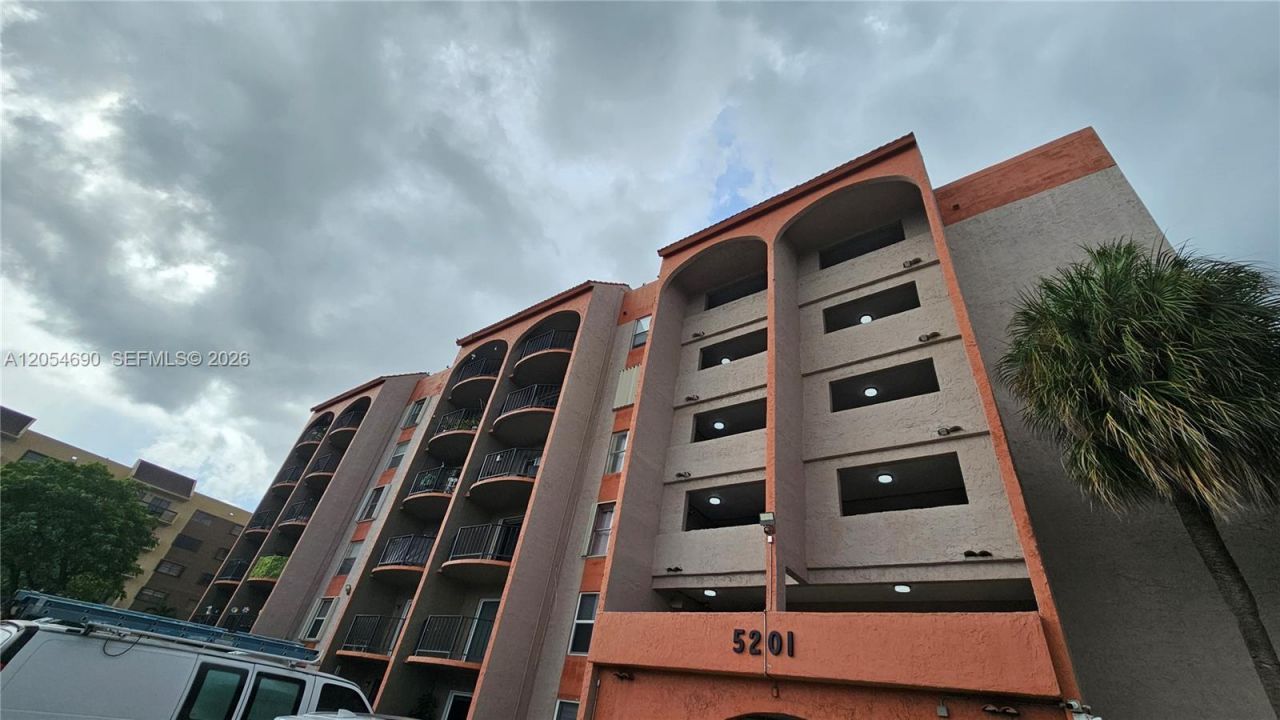 5201 NW 7th St, Unit 207, Miami, FL 33126 Photo