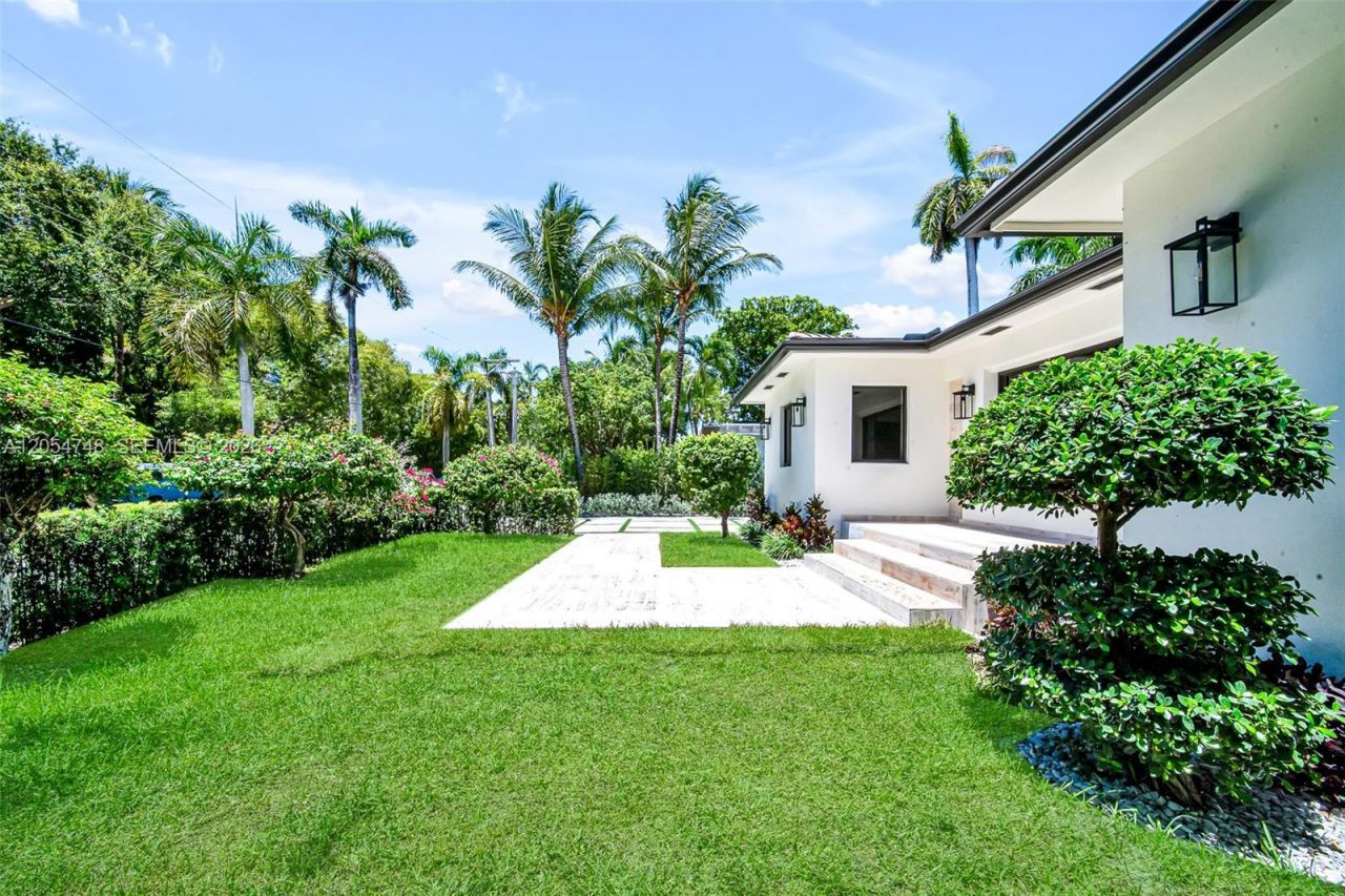 899 NE 71st St , Miami, FL 33138 Photo