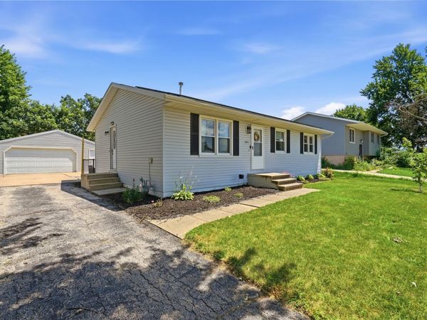 3201 2nd St , Marion, IA 52302