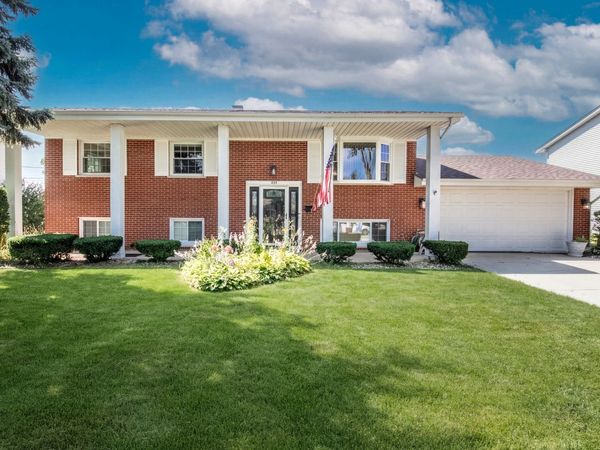 255 Leahy Circle S, Des Plaines, IL 60016