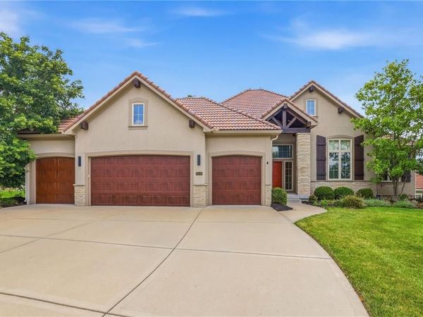 6119 Southlake Drive, Parkville, MO 64152
