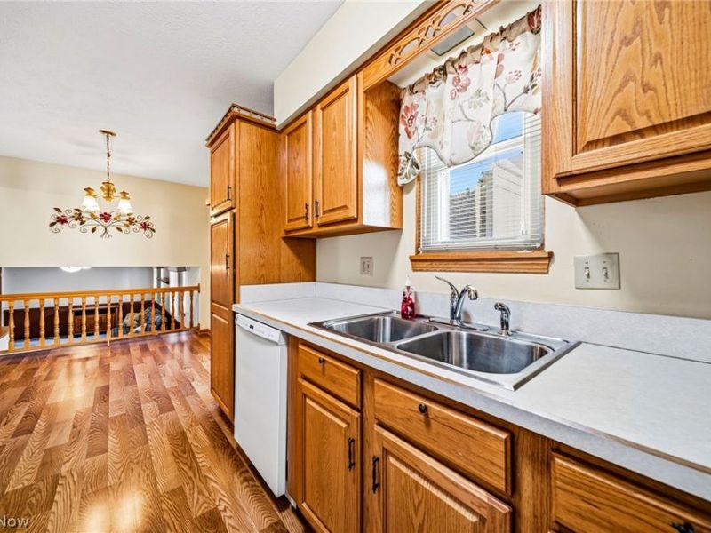 7655 Manor Drive, Mentor on the Lake, OH 44060 Photo 10