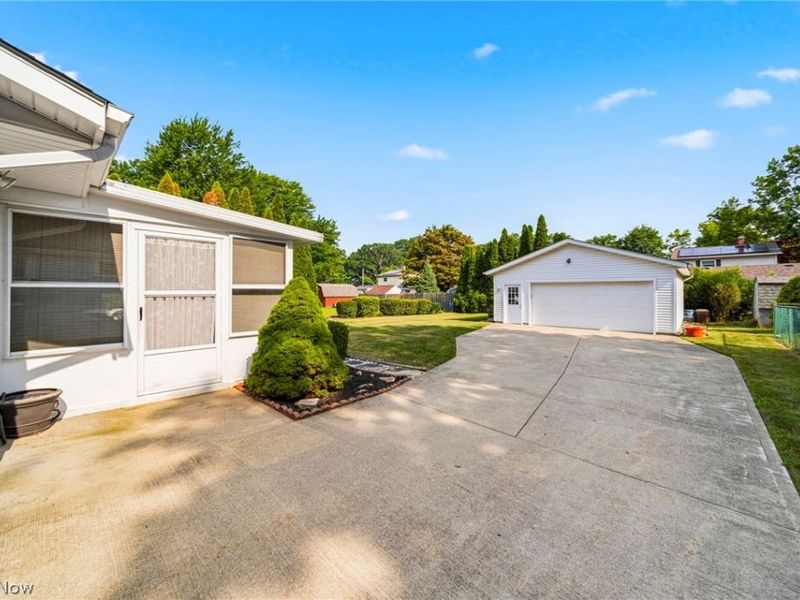 7655 Manor Drive, Mentor on the Lake, OH 44060 Photo 2