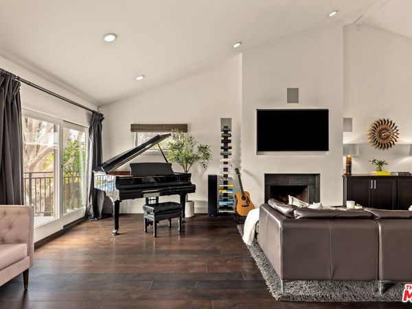 8231 Gulana Avenue , Playa Del Rey, CA 90293