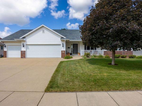 300 N 15th Avenue, Hiawatha, IA 52233