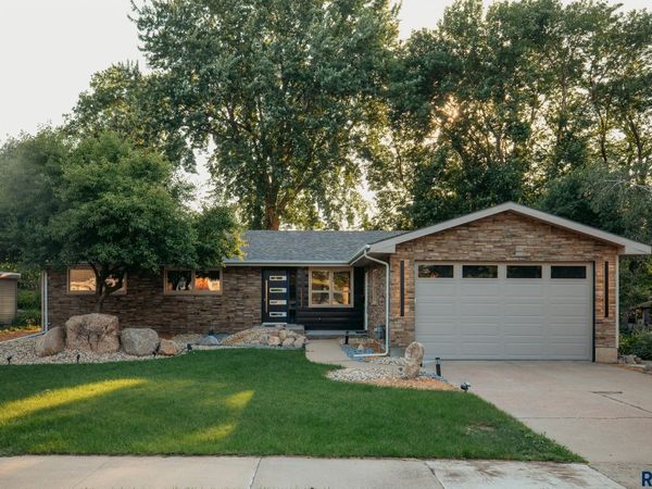 1601 S Williams Ave, Sioux Falls, SD 57105