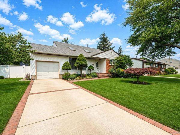 27 Ventura Drive, North Babylon, NY 11703