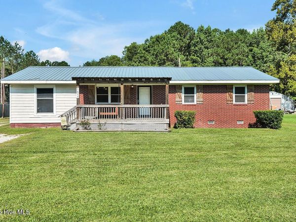 1677 Us Highway 117 , Burgaw, NC 28425