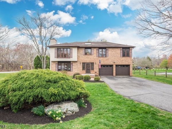1 Old Timbers Ct, Roxbury, NJ 07847