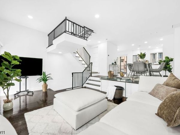 20 Veterans Way, Edgewater, NJ 07020